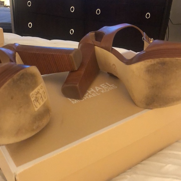 051.Michael Kors Berkeley T- Strap Sandals - Picture 4 of 6